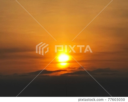 早晨在雲層上發光 早晨在雲層上發光 77603030