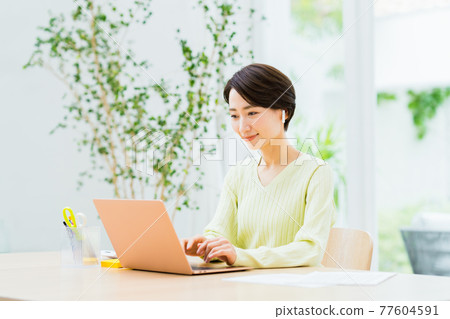 A middle woman doing telework 77604591