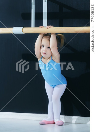 little girl at classes at the school of choreography school 77606128