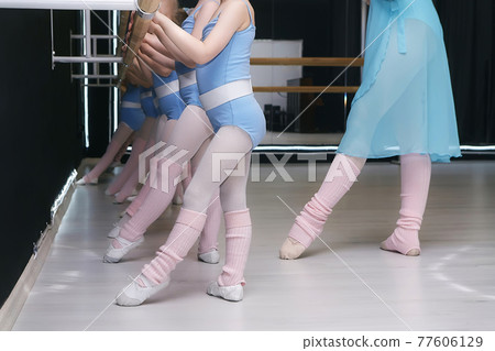 lesson in the school of choreography school. little girls repeat the movements of the teacher 77606129