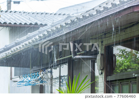 雨打在一座舊私人住宅的瓦屋頂上 77606460