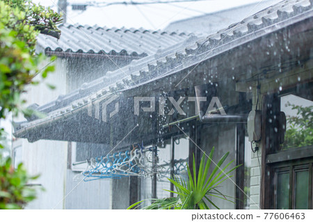 雨打在一座舊私人住宅的瓦屋頂上 77606463