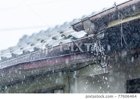 雨打在一座舊私人住宅的瓦屋頂上 雨打在一座舊私人住宅的瓦屋頂上 77606464