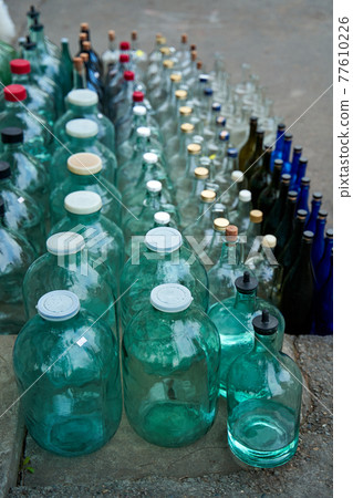 Street counter for the reception and sale of glass bottles 77610226