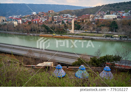 View of the Kura river flowing through Tbilisi 77610227
