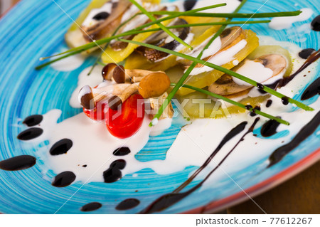 Baked potatoes with sliced mushrooms Baked potatoes with sliced mushrooms 77612267
