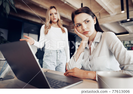Young female boss scolding her female subordinate for bad work results 77613006