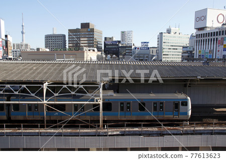 京濱東北線 E233 系列列車停在上野站 77613623