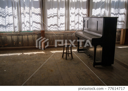 School classroom School classroom 77614717