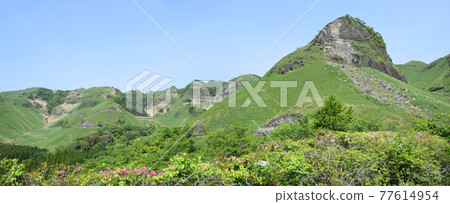 從長重丘公園杜鵑花看到的阿蘇外和山 從長重丘公園杜鵑花看到的阿蘇外和山 77614954