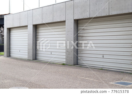 Built-in garage Built-in garage 77615378