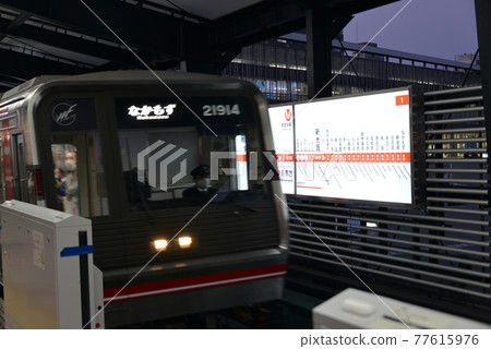 顯示Osaka Metro禦堂筋線新大阪站的站名 顯示Osaka Metro禦堂筋線新大阪站的站名 77615976