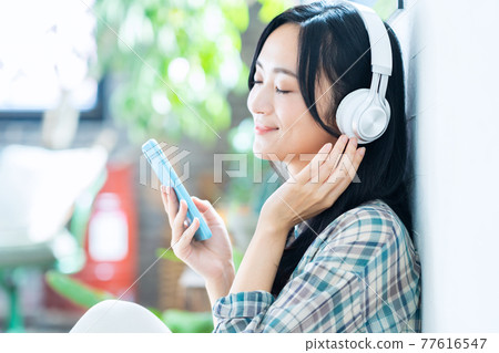 女性生活方式智能手機耳機音樂客廳新常態 77616547