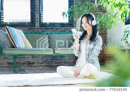 女性生活方式智能手機耳機音樂客廳新常態 77616549