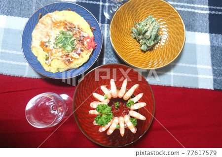 雞尾酒蝦、煎蛋捲蕎麥麵和芝麻醬秋葵 77617579