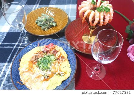 雞尾酒蝦、煎蛋捲蕎麥麵和芝麻醬秋葵 77617581