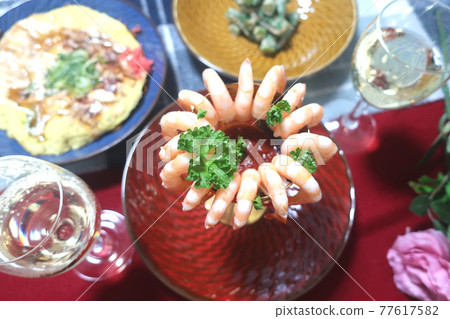 雞尾酒蝦、煎蛋捲蕎麥麵和芝麻醬秋葵 77617582