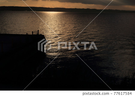 Scenery / dusk sea and pier 77617584