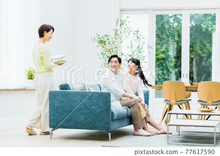 A family to relax in the living room 77617590