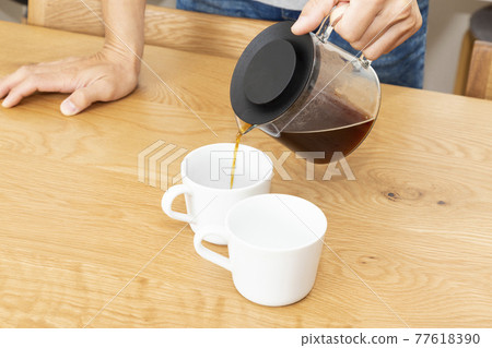 倒咖啡的人的手 77618390