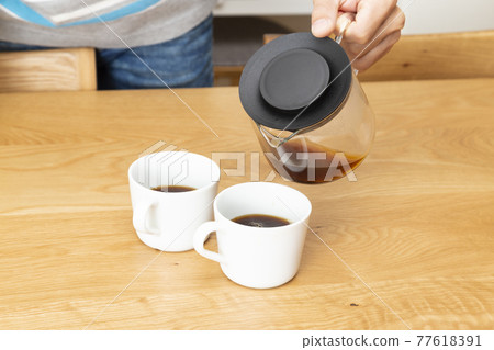 倒咖啡的人的手 倒咖啡的人的手 77618391