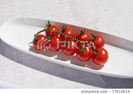 簇狀西紅柿（白色背景） 77618619
