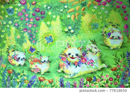 一隻白狗的父母和孩子在花田裡玩耍 77618650