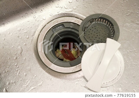 蘋果去皮後放入廚餘粉碎機 77619155