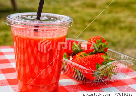 100% freshly picked strawberry smoothie 77619182