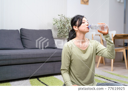 Women taking a break while exercising Women taking a break while exercising 77619925