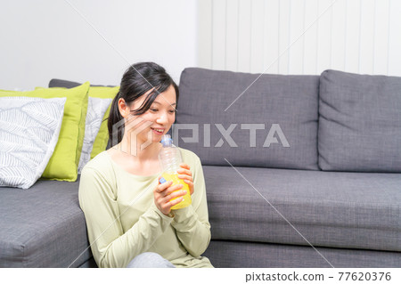 運動後休息的女性 運動後休息的女性 77620376