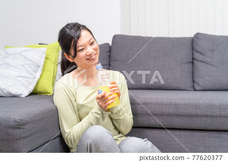 運動後休息的女性 運動後休息的女性 77620377