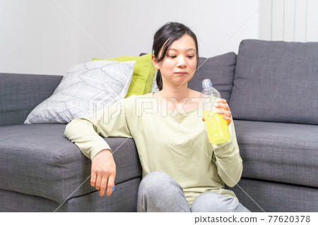運動後休息的女性 運動後休息的女性 77620378