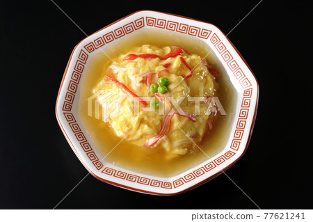 中式紅豆沙煎蛋飯,黑色背景下的天津飯(俯視圖) 中式紅豆沙煎蛋飯,黑色背景下的天津飯(俯視圖) 77621241
