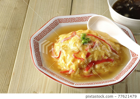 中式紅豆沙煎蛋飯、天津飯套餐和中式湯勺 中式紅豆沙煎蛋飯、天津飯套餐和中式湯勺 77621479