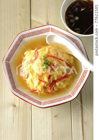 鳥瞰中式紅豆沙煎蛋飯、一套天津飯和中國湯和勺子。 77621505