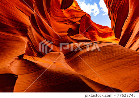 Antelope Canyon that shines light 77622743