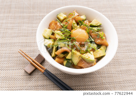 Salmon and avocado bowl Salmon and avocado bowl 77622944
