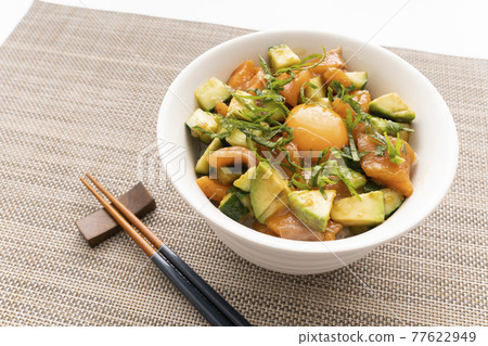 Salmon and avocado bowl 77622949