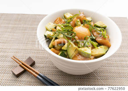 Salmon and avocado bowl 77622950