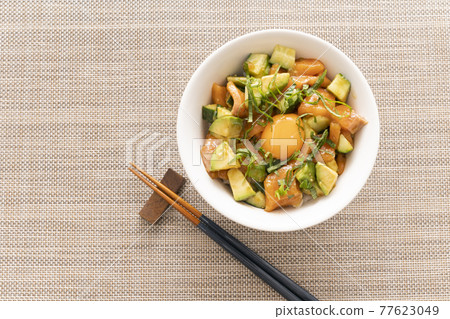 Salmon and avocado bowl 77623049