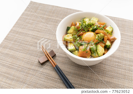 Salmon and avocado bowl 77623052