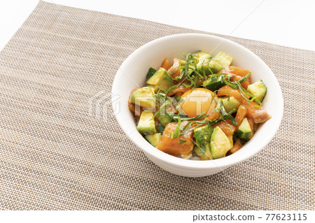 三文魚和鱷梨碗 77623115