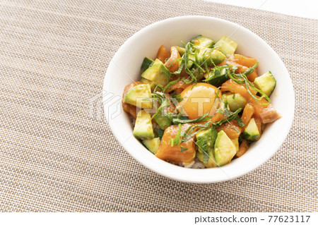 Salmon and avocado bowl 77623117