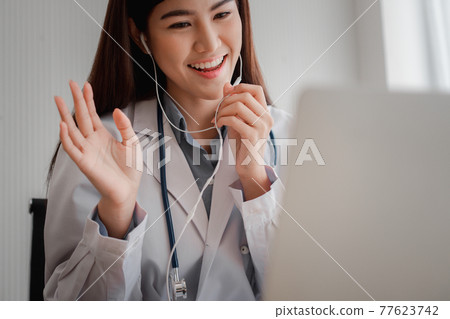 Asian woman doctor is online visiting with a patient on the internet application and Listening of the symptoms and explains how to treat the initial disease, Concept of Medical technology. Asian woman doctor is online visiting with a patient on the internet application and Listening of the symptoms and explains how to treat the initial disease, Concept of Medical technology. 77623742