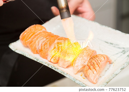 烤三文魚工匠的手 77623752