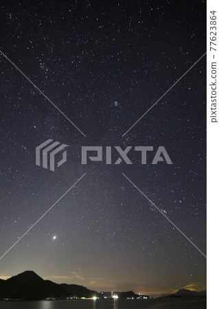 瀨戶內上升的獵戶座和斯巴魯的夏季星空 77623864
