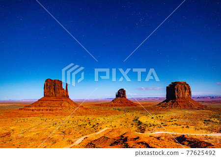 紀念碑谷的星空 77625492