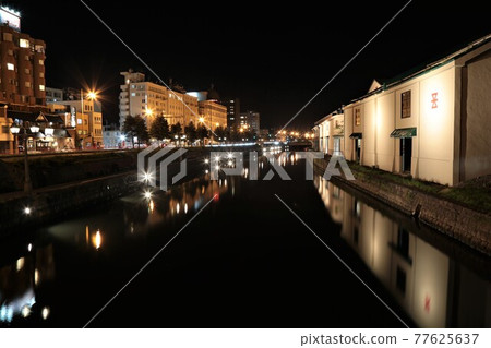 夜晚的小樽運河（北海道小樽市） 77625637