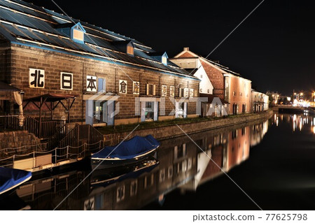 夜晚的小樽運河(北海道小樽市) 夜晚的小樽運河(北海道小樽市) 77625798